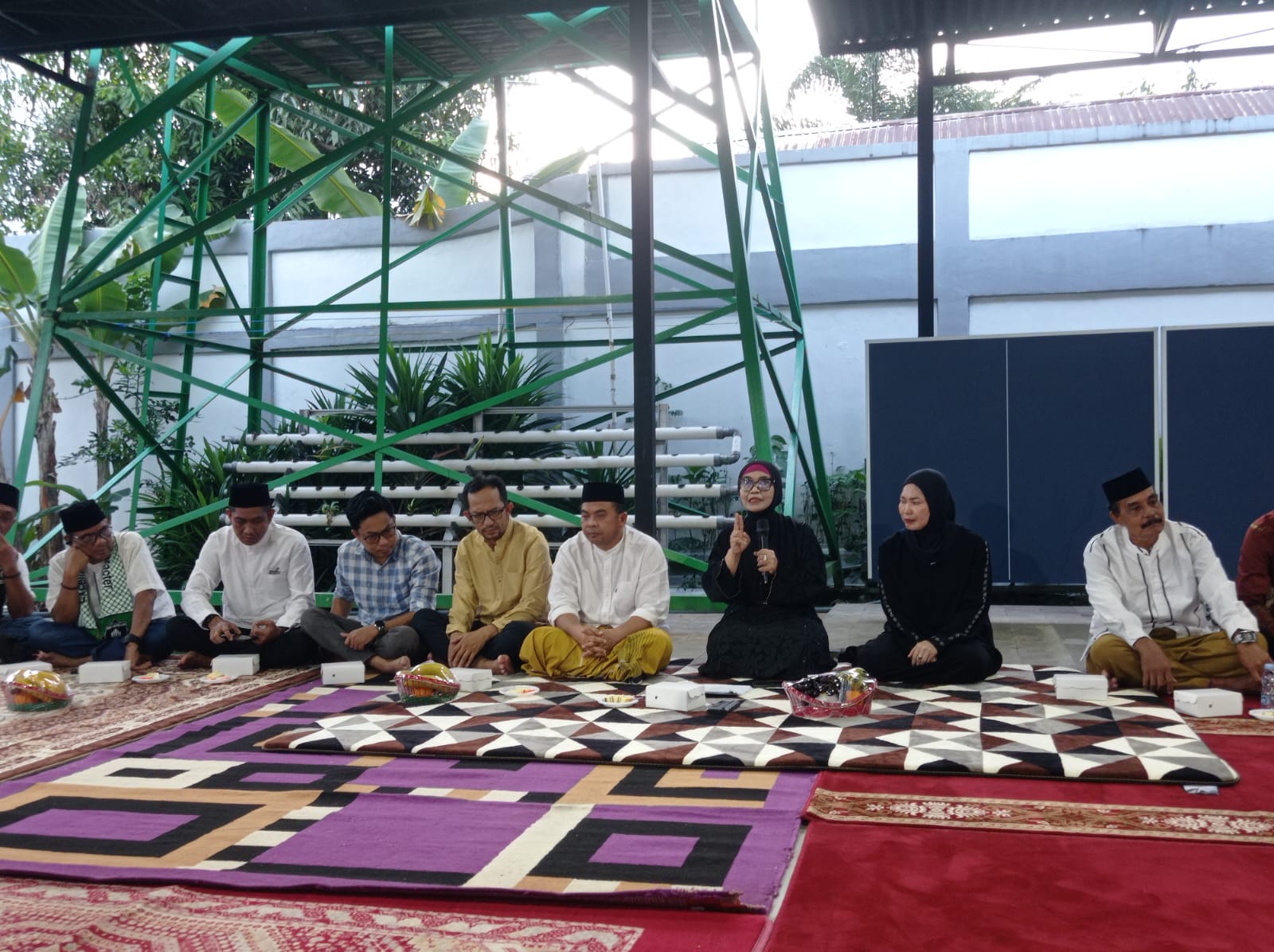 Wali Kota Neni Moerniaeni dan Wakil Wali Kota Agus Haris memberikan arahan saat silaturahmi dan buka puasa bersama insan pers di Rumah Jabatan Wakil Wali Kota Bontang.