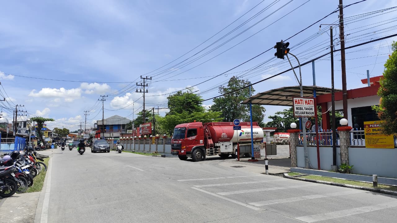 Truk angkutan keluar dari Fuel Terminal Samarinda untuk membawa stok BBM ke tempat lain sebagai upaya menjaga pasokan energi tetap terjaga di berbagai wilayah di Kaltim. (DENNY SAPUTRA/KP)