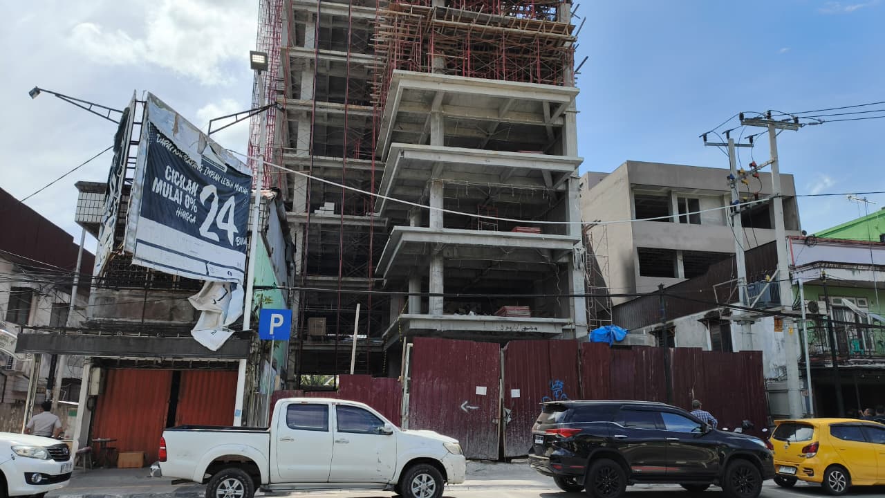 PERIZINAN: Pembangunan gedung 12 lantai Surya Phone di Jalan Abul Hasan, Samarinda, disorot Komisi III DPRD terkait kelengkapan perizinan. HAFIZ/KP