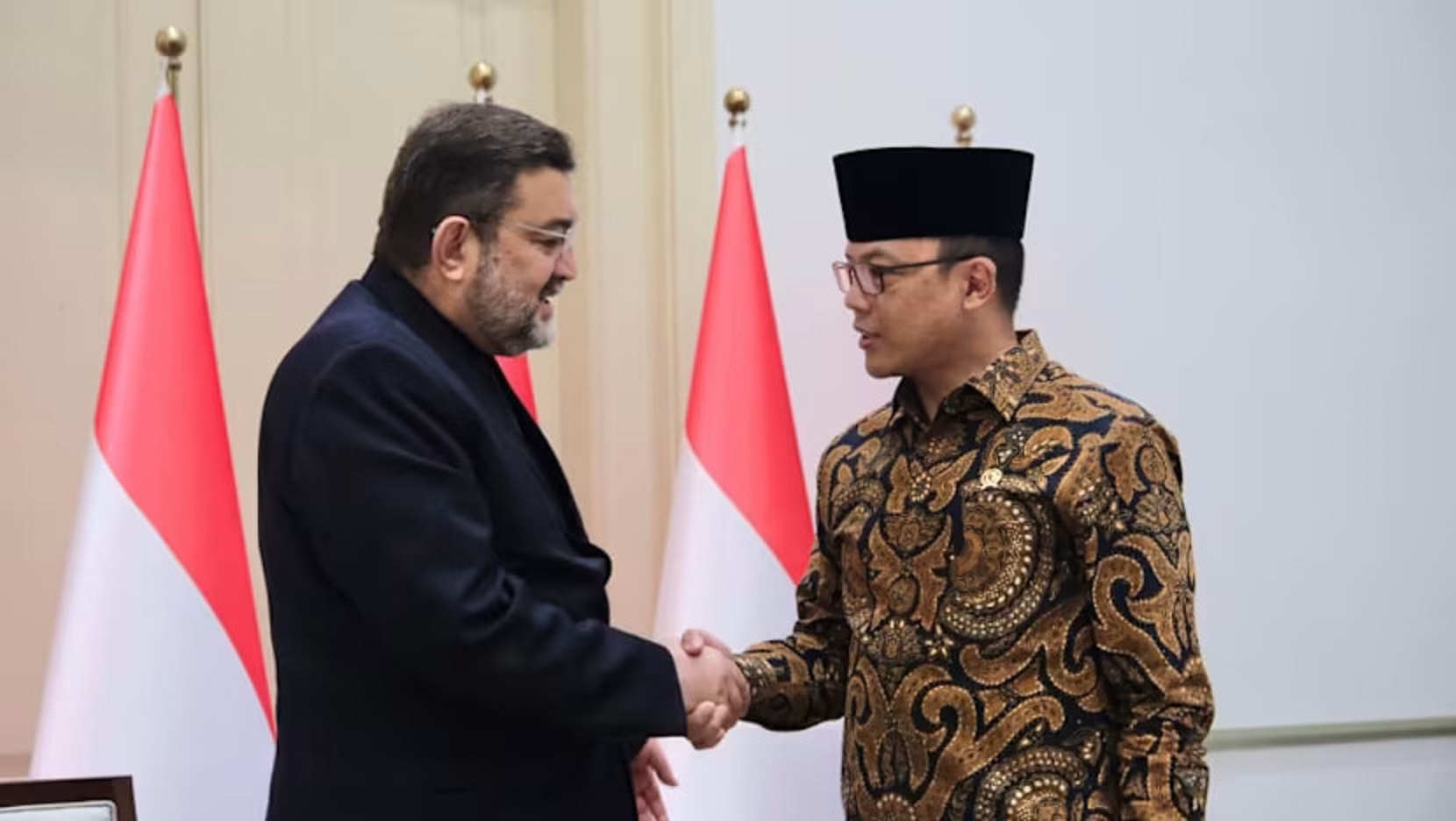 DUKA: Menlu RI, Sugiono (kanan) saat menyerahkan surat duka atas wafatnya Ayatollah Ali Khamenei dari Presiden Prabowo Subianto ke Duber Iran untuk Indonesia.