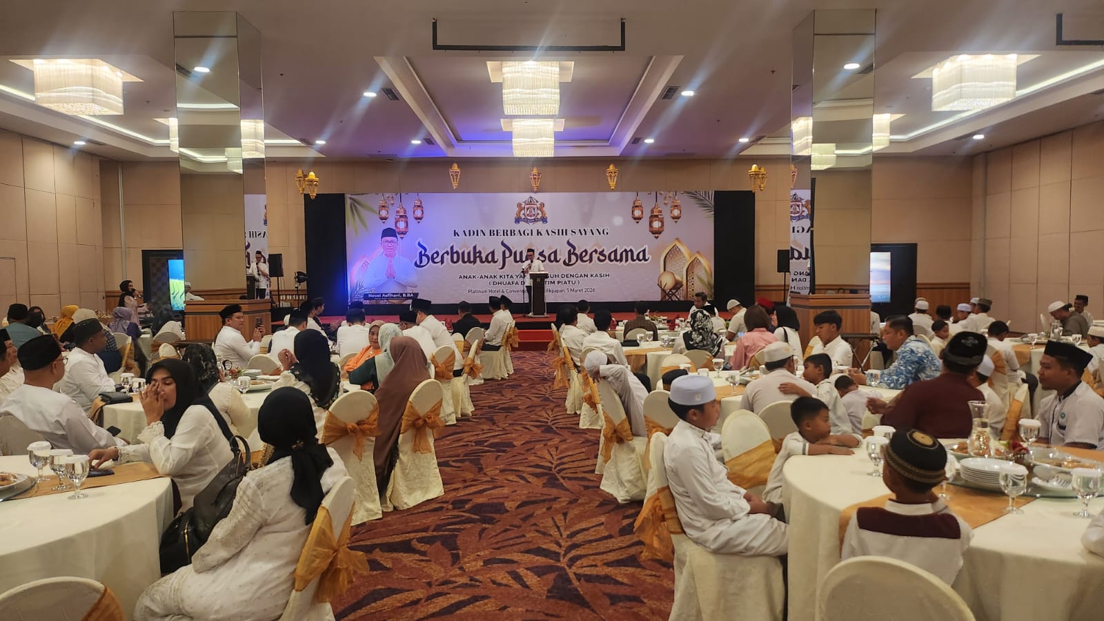 Ratusan anak yatim piatu dan kaum duafa mengikuti kegiatan berbagi serta buka puasa bersama Kadin Balikpapan di Platinum Hotel and Convention Hall Balikpapan, Kamis (5/3). (FOTO ULIL/KP)