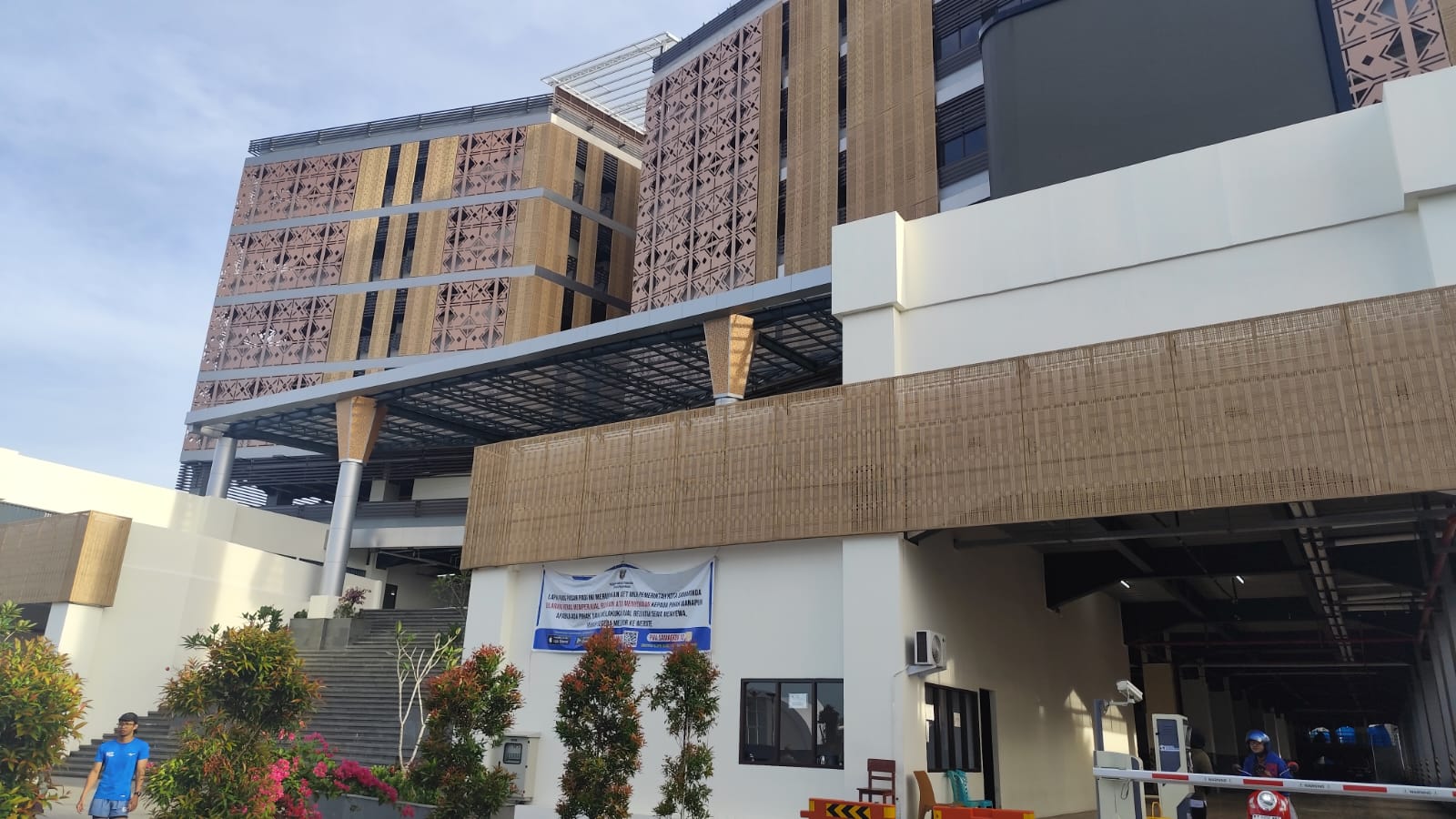 MENANTI DIPASANG: Gedung baru Pasar Pagi Samarinda masih menanti kelanjutan pembangunan yakni pemasangan jendela sebagai sarana mengatasi tempias saat hujan. 