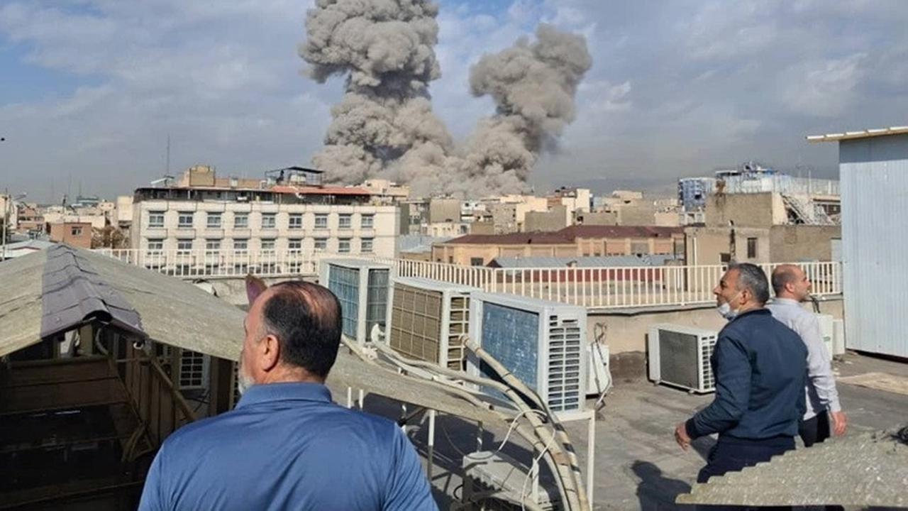 SERANGAN: Kepulan asap akibat serangan rudal koalisi AS-Israel ke Iran, akhir Februari lalu.