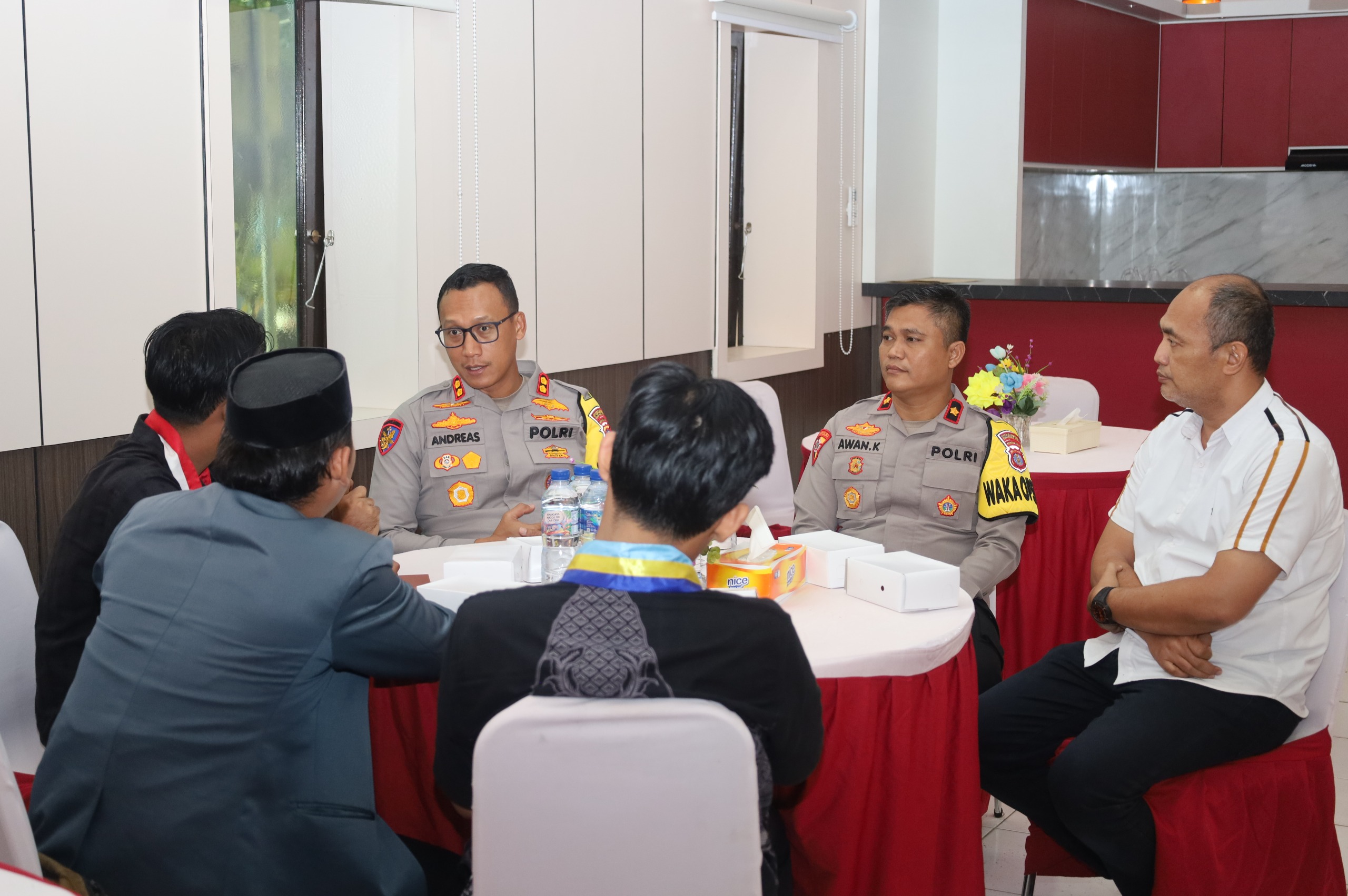 BUKA PUASA: Kapolres PPU, AKBP Andreas Alek Danantara bersama jajaran saat berbuka puasa bersama mahasiswa.