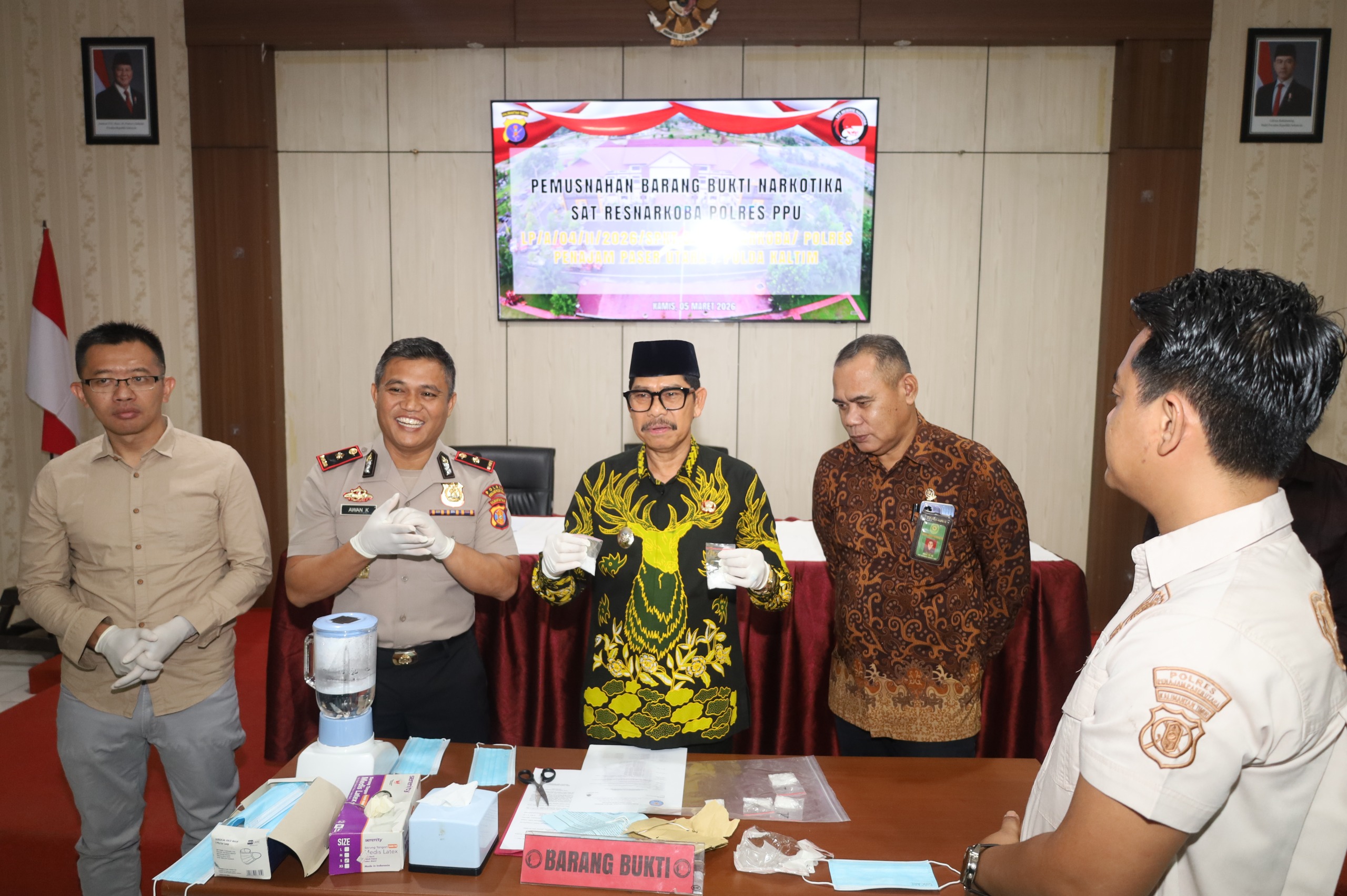 PEMUSNAHAN: Wakil Bupati PPU, Abdul Waris Muin (tengah) turut mengikuti proses pemusnahan barang bukti narkoba.