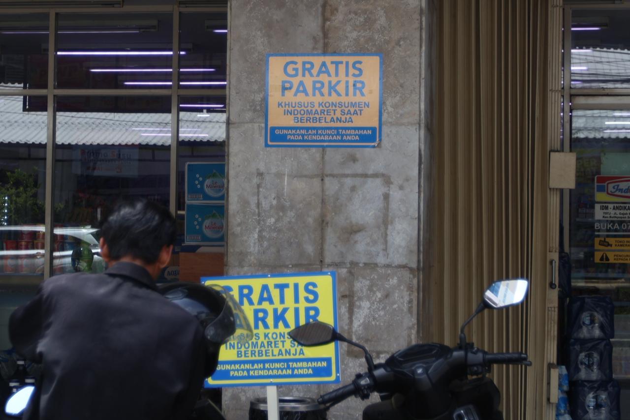 Meski terpampang tulisan "Parkir Gratis", oknum jukir liar masih sering memungut biaya di gerai swalayan Balikpapan.