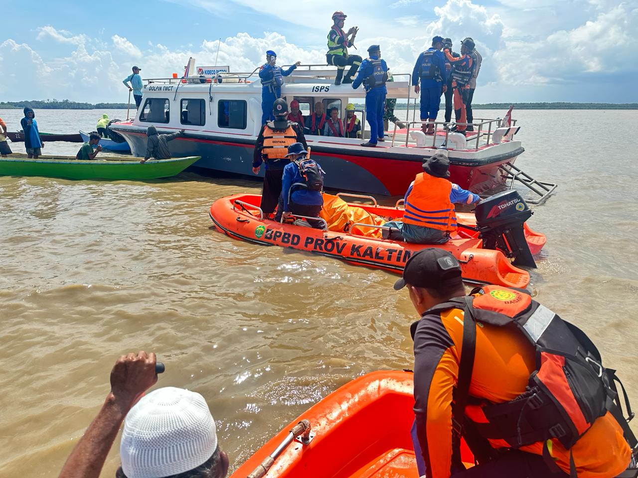 Petugas mengevakuasi korban tenggelam di perairan Teluk Adang, Rabu (5/3/2026).  &nbsp;