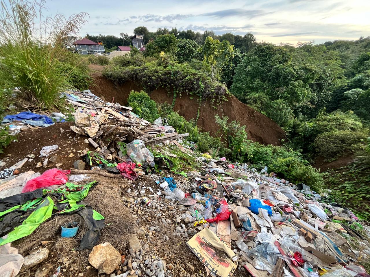 Sampah menumpuk di Kubar.