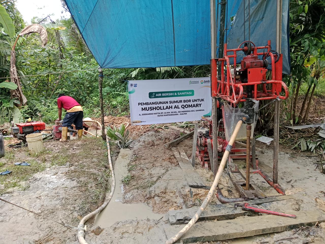 SUMUR UNTUK WARGA: Akses air bersih berupa program sumur bor diberikan kepada jamaah dan warga di sekitar Musala Al Qomary, KM 39 Kecamatan Samboja, Kutai Kartanegara.  