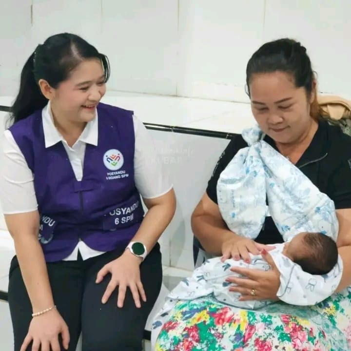 KONTROL LAYANAN DASAR: Ketua TP Posyandu Kabupaten Kutai Barat, Ny Maria Christina Mozes Edwin (kiri), saat memimpin kegiatan monitoring di Posyandu Melati Simpang Raya, Kamis (5/3/2026).