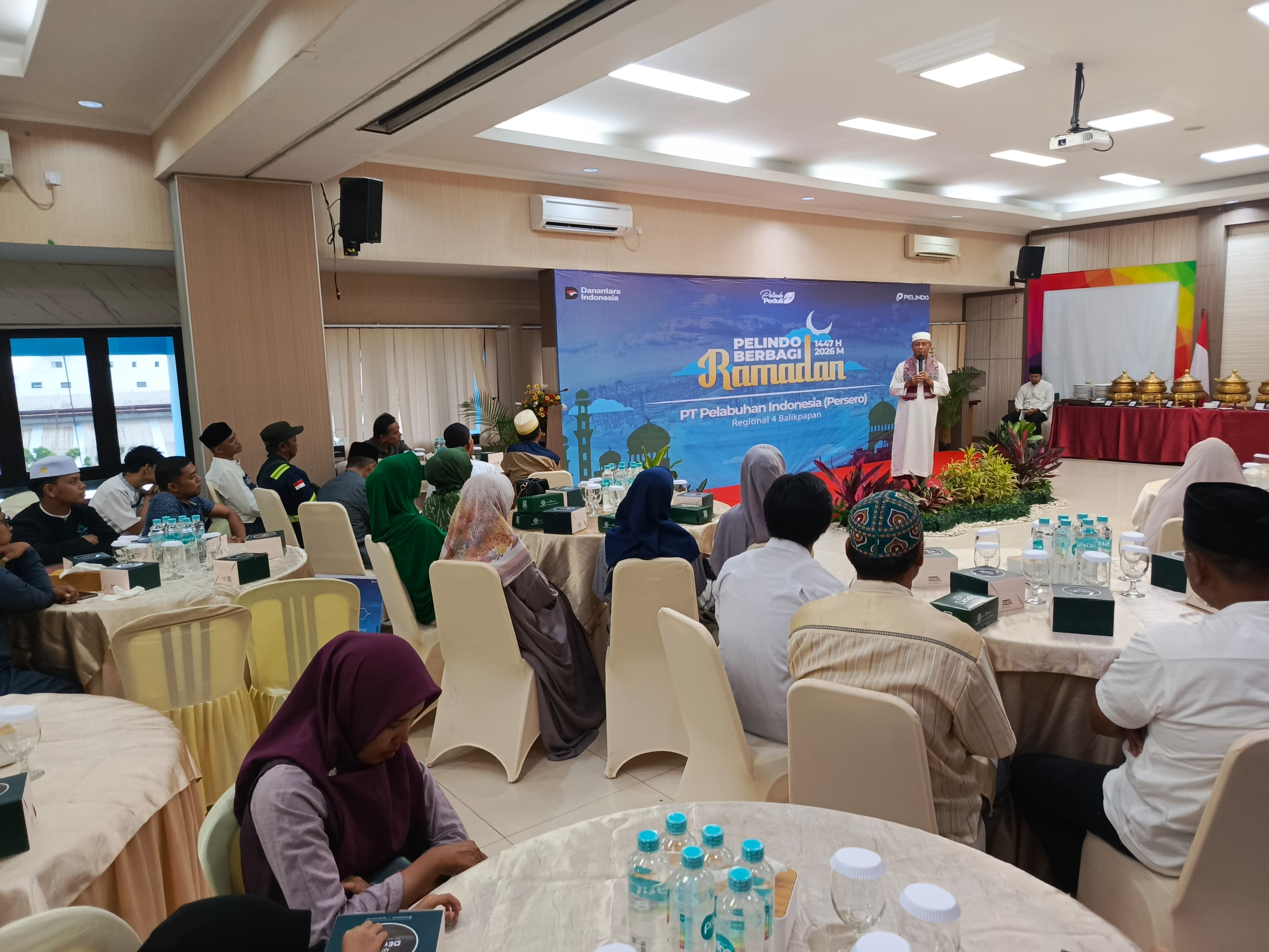 AKRAB: Suasana buka puasa bersama Pelindo dengan mitra, tenaga kerja bongkar muat (TKBM), anak yatim, serta masyarakat sekitar pelabuhan.