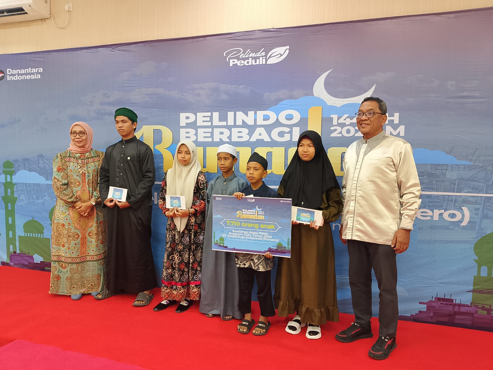 BERBAGI: Direktur Operasional PT Pelabuhan Indonesia (Pelindo) Prasetyadi kanan saat memberikan santunan kepada anak yatim dan masyarakat sekitar.