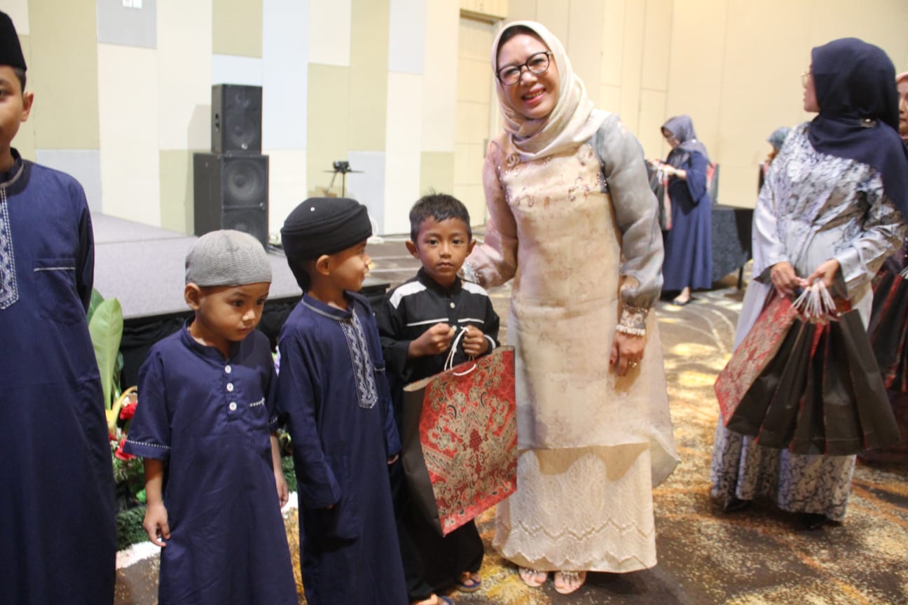 Badan Pimpinan Cabang Perhimpunan Hotel dan Restoran Indonesia Samarinda menyerahkan santunan kepada puluhan anak panti di Samarinda. 