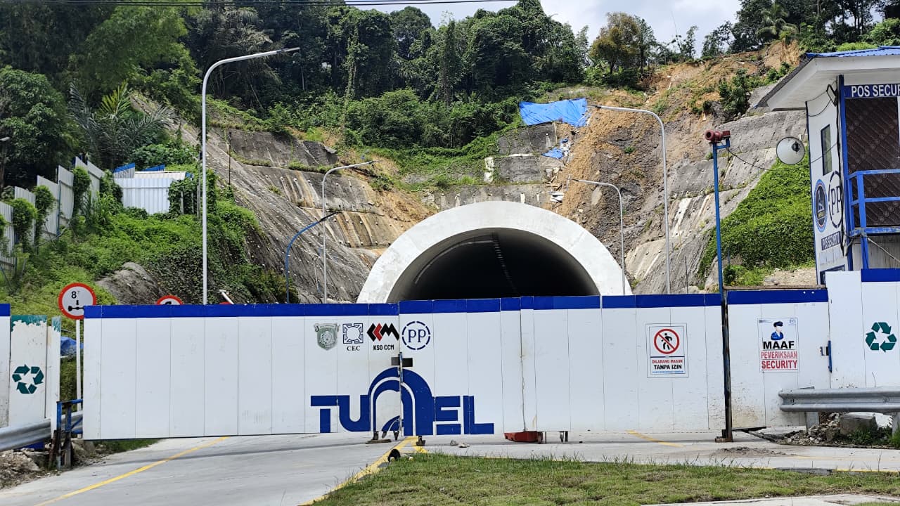 BELUM PASTI: Area longsor di atas inlet Terowongan Samarinda sisi Jalan Sultan Alimudin Kecamatan Samarinda Ilir. 