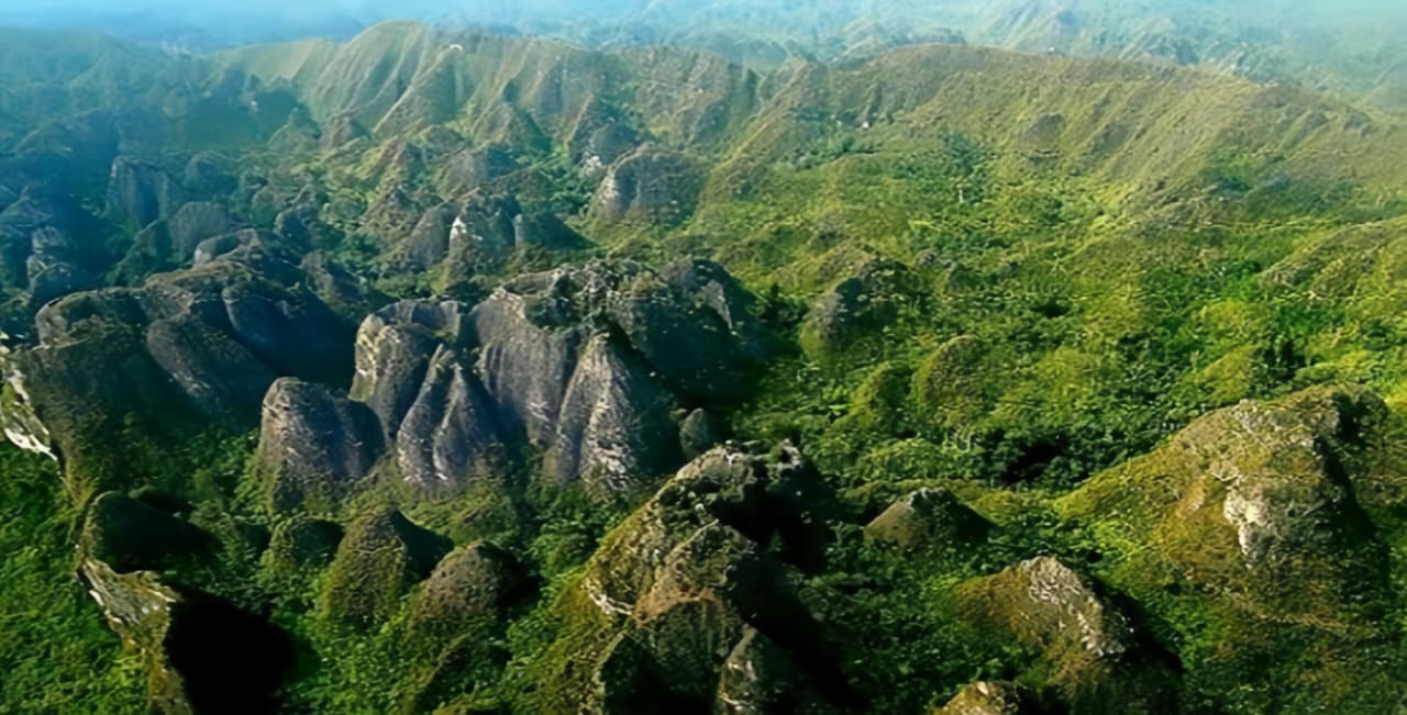 MESTINYA DILINDUNGI: Bentang kawasan Karst Sangkulirang-Mangkalihat. 