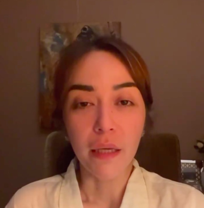 Tangkapan layar unggahan video Nabilah O'Brien, pemilik Resto Bibi Kelinci, yang menangis saat menceritakan status tersangkanya dan dugaan pemerasan Rp1 miliar.