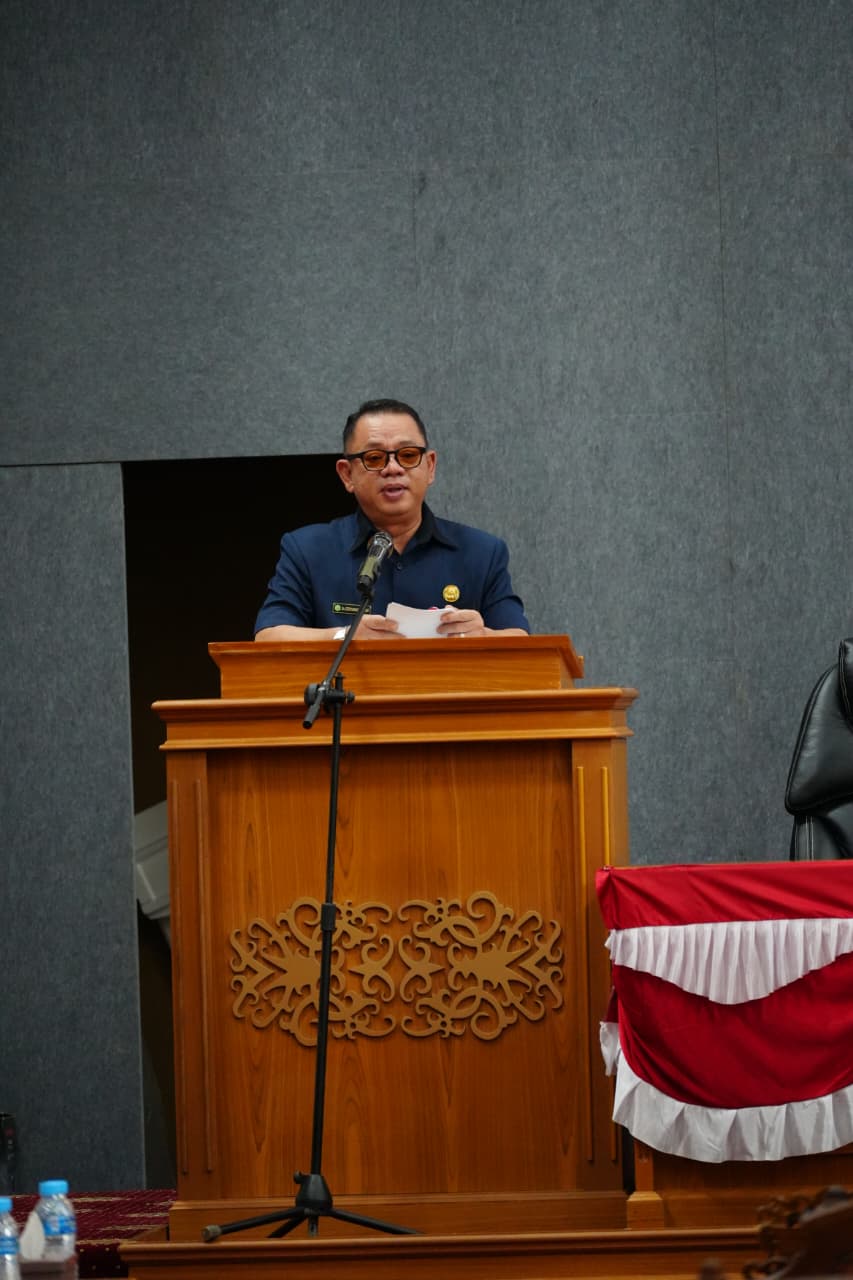 Sekkab Mahulu Stephanus Madang membacakan nota pengantar pada Rapat Paripurna di Sekretariat DPRD Mahulu, Jumat (6/3).
