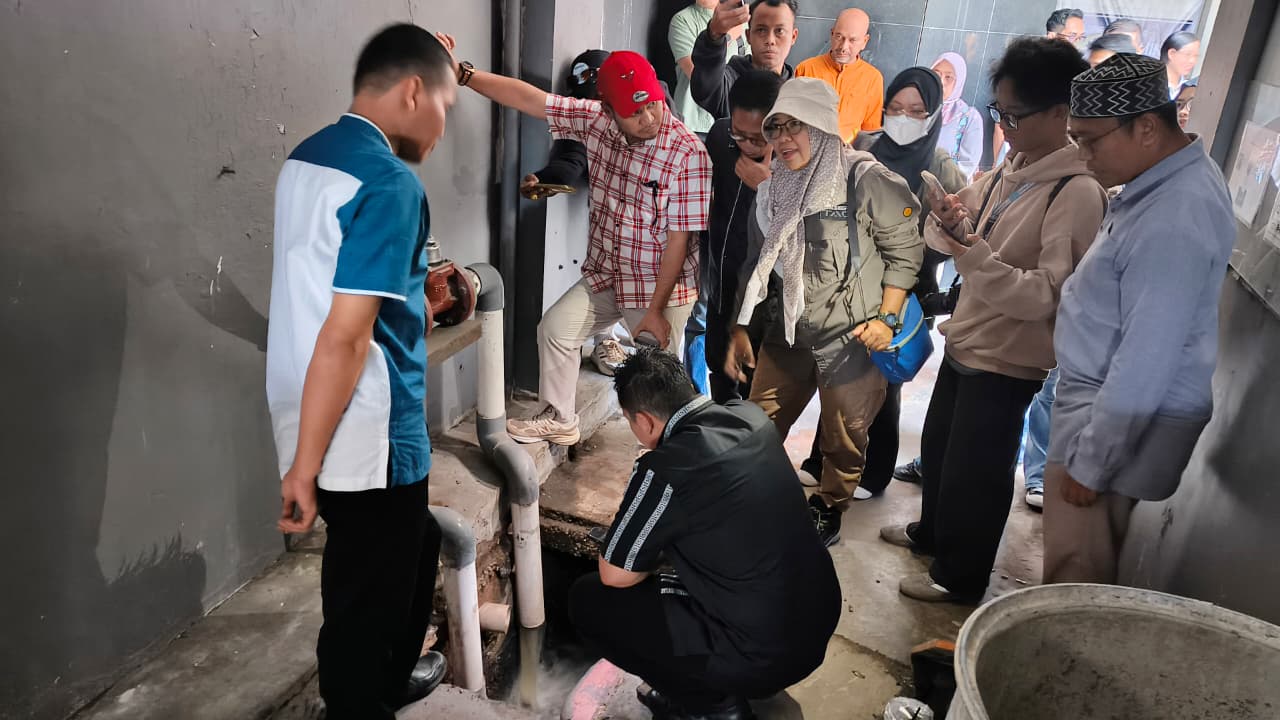 Komisi III DPRD Samarinda meninjau fasilitas IPAL dan grease trap di Hotel Aston Samarinda, untuk memastikan pengelolaan limbah berjalan sesuai standar, Jumat (6/3).  &nbsp;