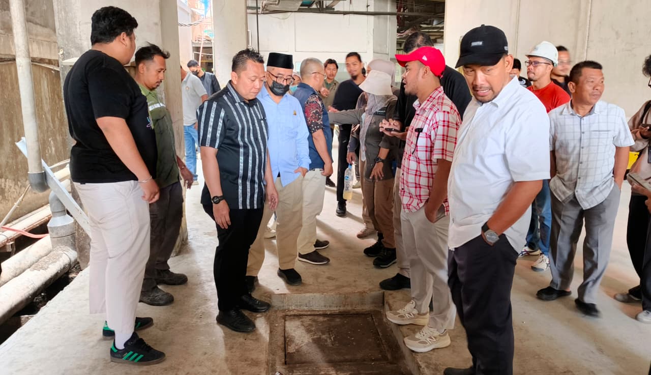 Komisi III DPRD Samarinda meninjau fasilitas pengolahan limbah dan grease trap di SCP, Jumat (6/3).  &nbsp;