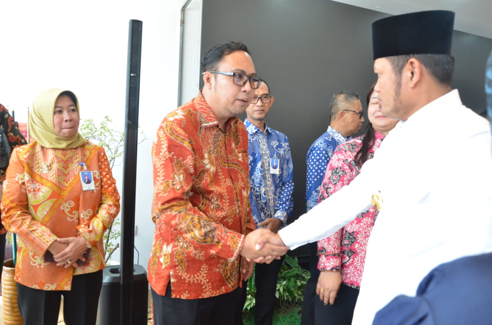 Bupati Kubar, Frederick Edwin (dua kiri) bersalaman dengan Gubernur Kaltim Rudy Masu'd.