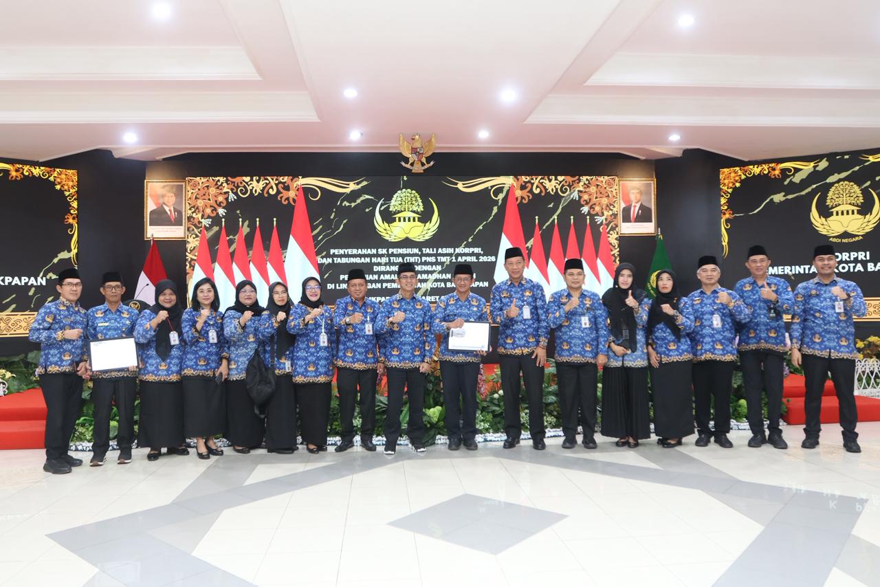 Wali Kota Balikpapan Rahmad Mas&rsquo;ud menyerahkan SK Pensiun secara simbolis kepada PNS TMT 1 April 2026 di Aula Balai Kota, Jumat (6/3/2026).  &nbsp;