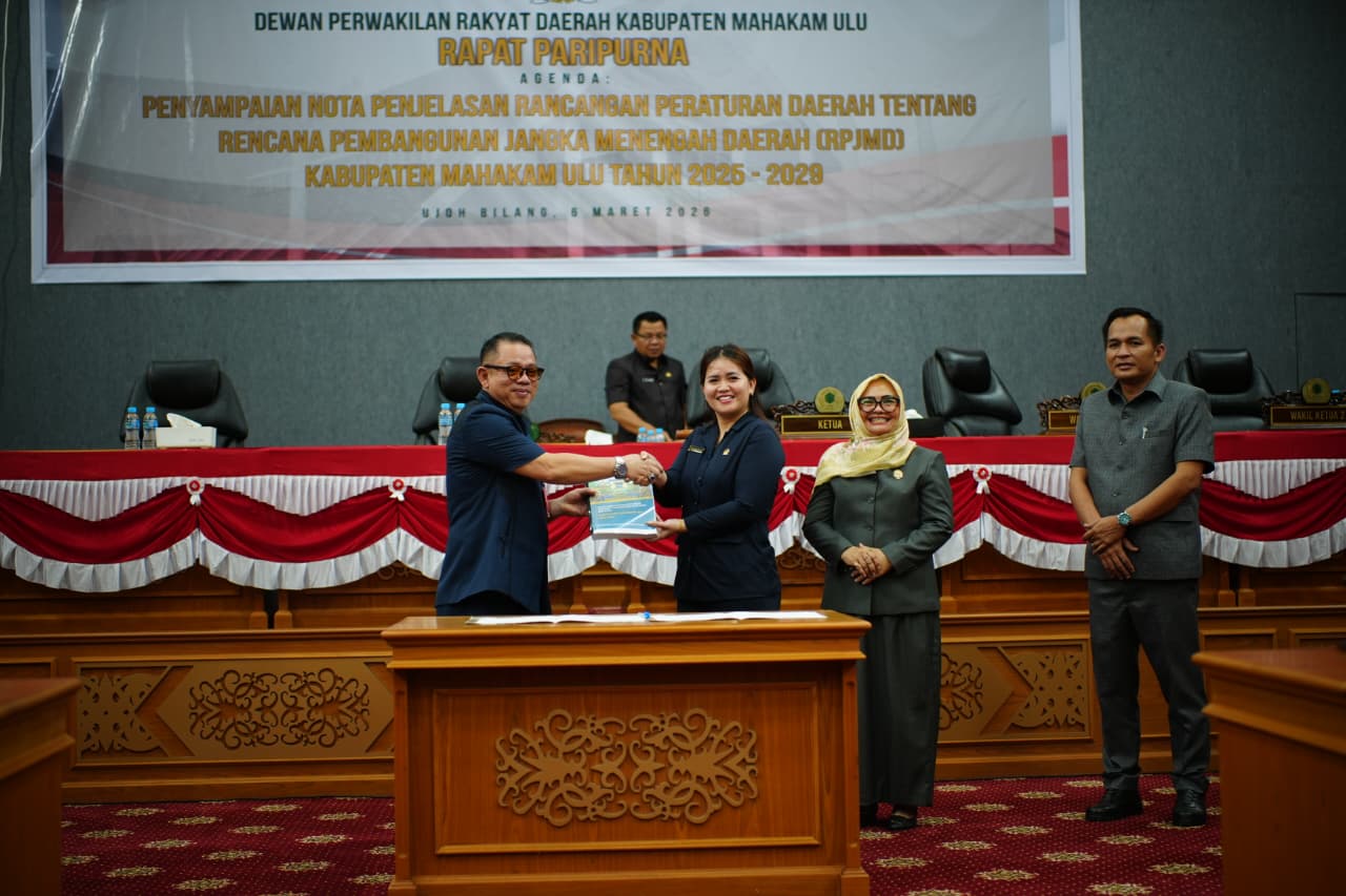 Ketua DPRD Mahulu Devung Paran menerima nota pengantar Raperda RPJMD dari Sekkab Stephanus Madang di Ruang Rapat Paripurna, Jumat (6/3). 