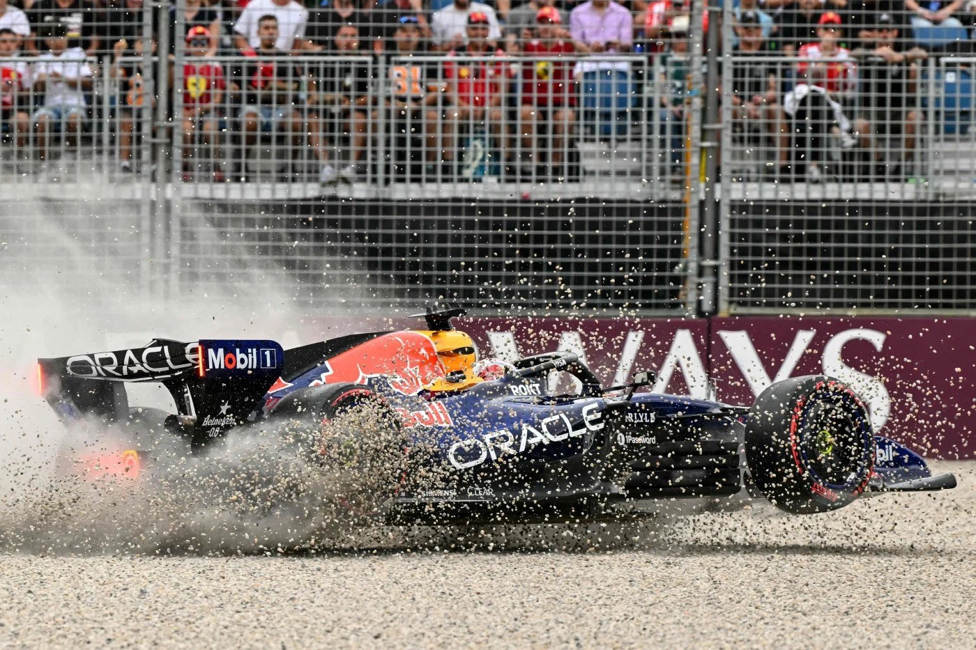 Mobil Max Verstappen saat crash di kualifikasi F1 Australia. (Foto: AFP)
