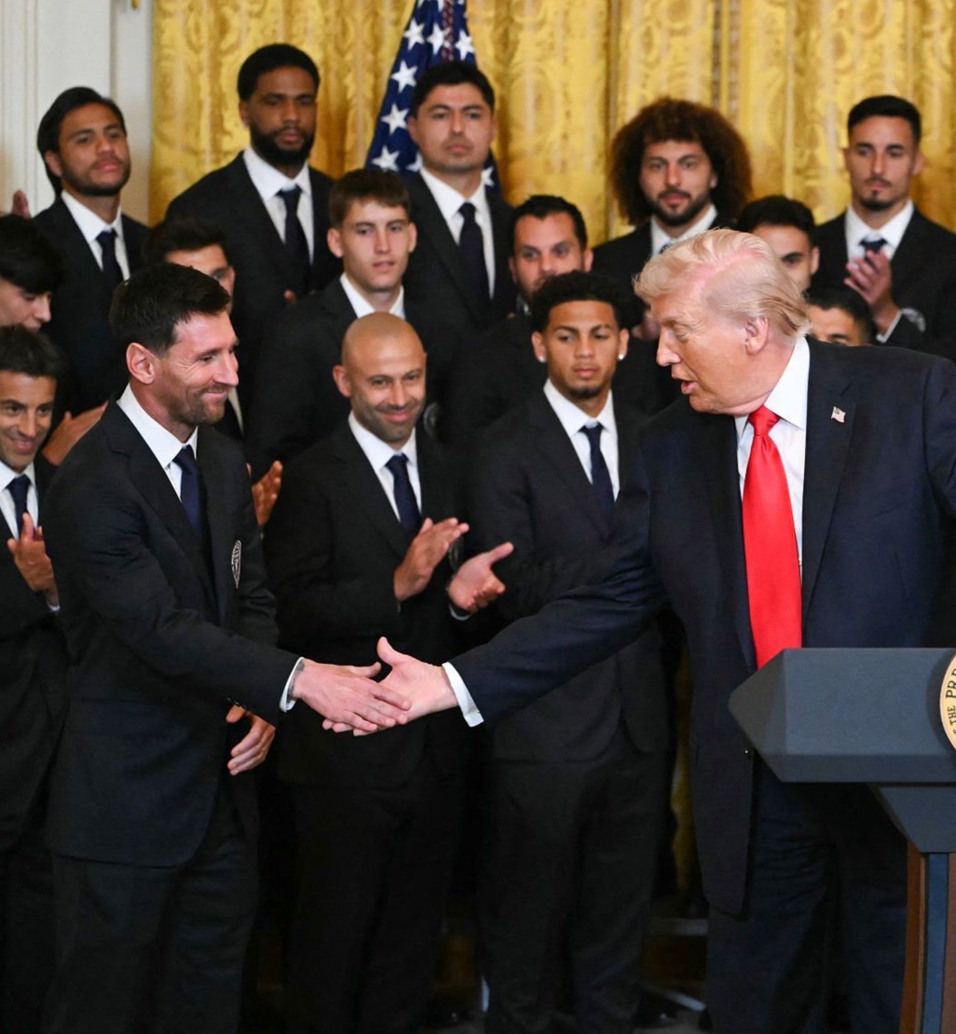 &nbsp;Lionel Messi menyalami Presiden Amerika Serikat Donald Trump dalam sebuah acara di Gedung Putih. (Foto: Barcelona Fans) 