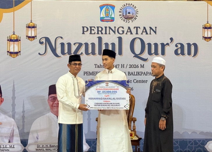 APRESIASI: Wali Kota Balikpapan Rahmad Mas&rsquo;ud menyerahkan bonus Rp 125 juta kepada qori tahfiz berprestasi Muhammad Haikal di sela Safari Ramadan Pemkot di Masjid Madinatul Iman BIC, Jumat (6/3).  
