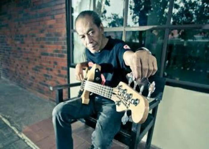 Potret kenangan Donny Fattah, bassist legendaris sekaligus pendiri band rock God Bless yang meninggal dunia pada usia 77 tahun.