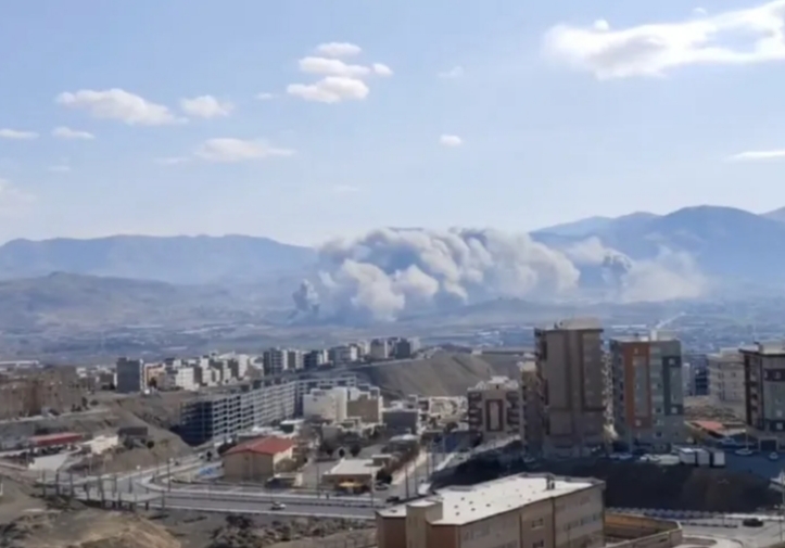 Kepulan asap membubung di Sanandaj, provinsi Kurdistan, Iran, di tengah konflik AS-Israel dengan Iran (Reuters)