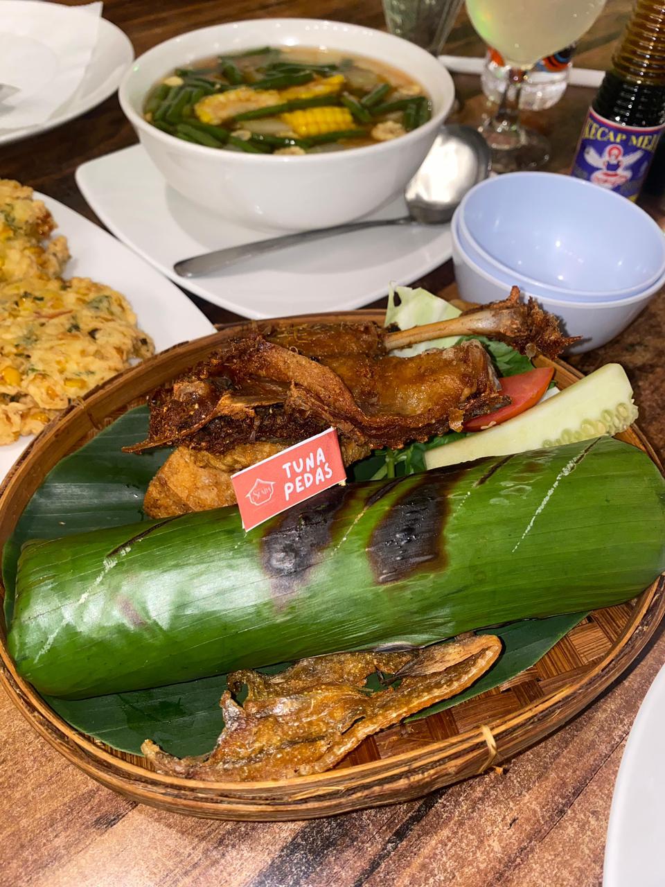 RAJANYA NASI TIMBEL: Nasi timbel bakar dengan berbagai pilihan lauk dan isian jadi menu favorit pengunjung.