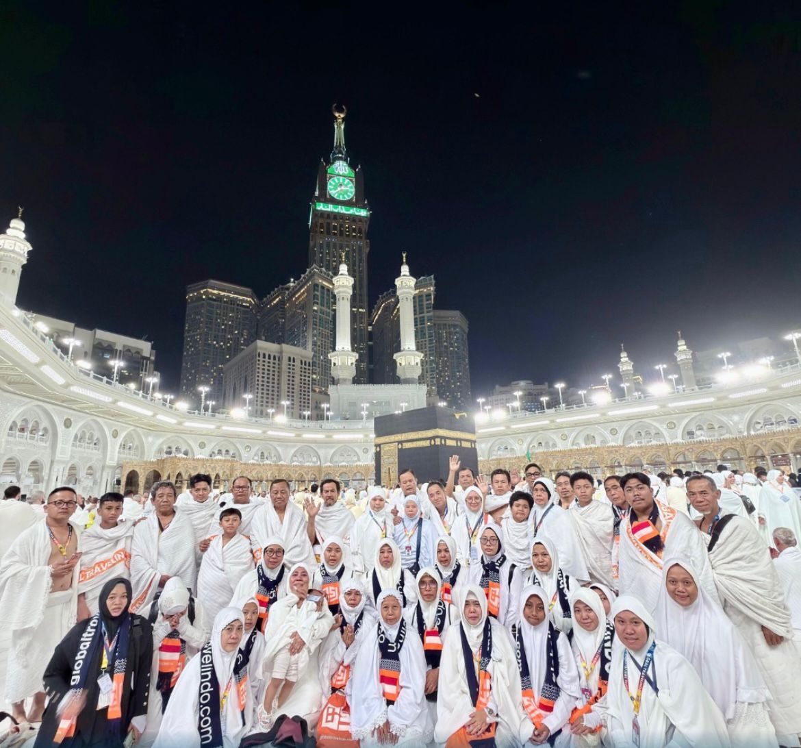 TENANG: Jamaah umrah PT Global Mitra Travelindo mengabadikan momen di depan Ka&rsquo;bah, Masjidil Haram, Makkah. 
