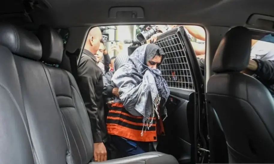 DIPERIKSA: Bupati Pekalongan, Fadia Arafig, memasuki mobil setelah menjalani pemeriksaan KPK.
