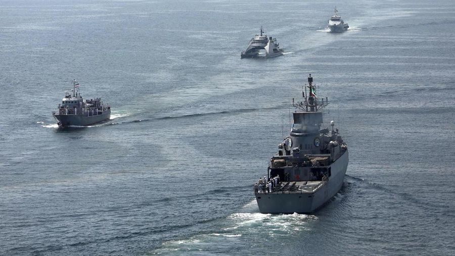 Angkatan Laut Iran, Rusia, dan China gelar latihan militer gabungan di lepas pantai Iran, Maret 2025.  