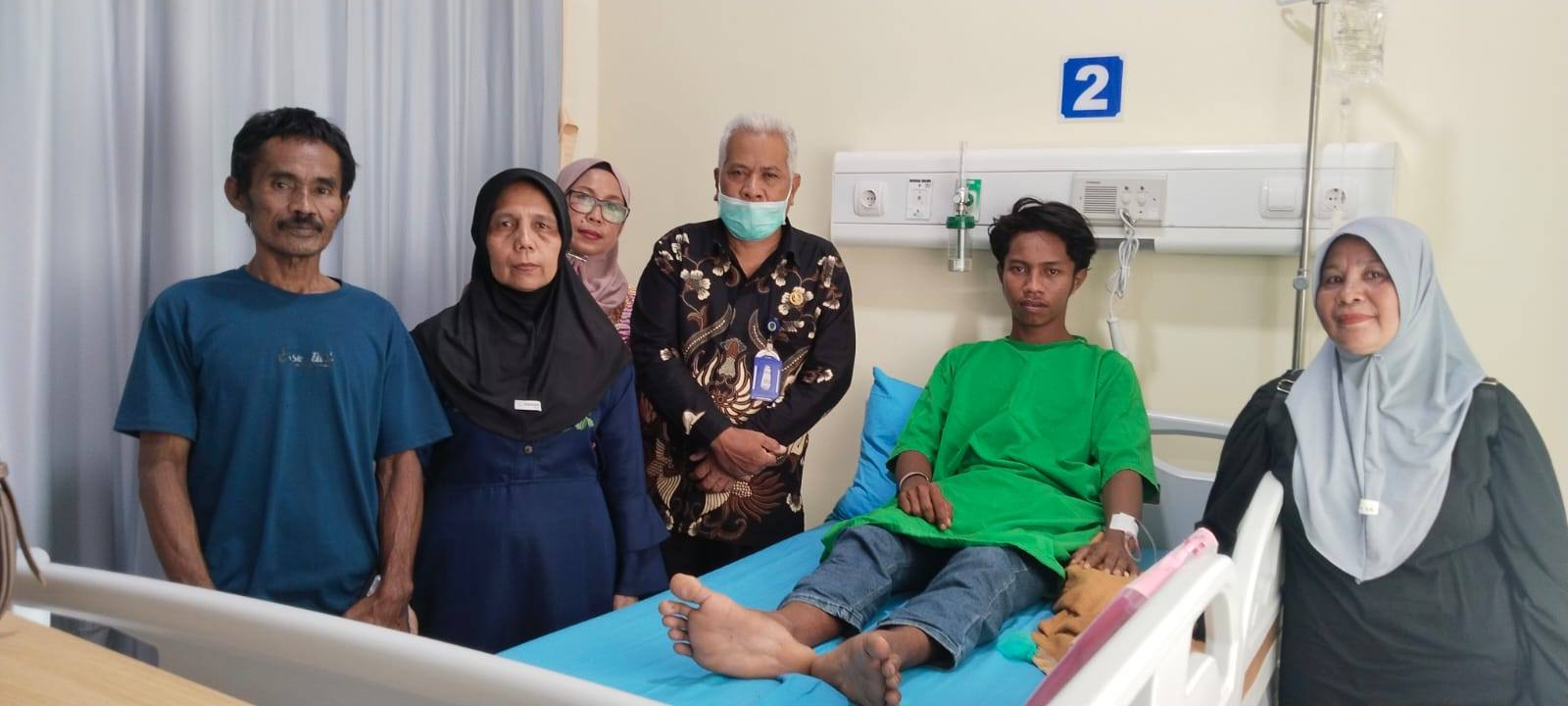 DAMPINGI PASIEN: Humas RSUD RAPB PPU, Nurdin (pakai masker), dan Anilia Hidayati (kanan) mendampingi pasien dan keluarganya untuk mendapatkan perawatan maksimal.