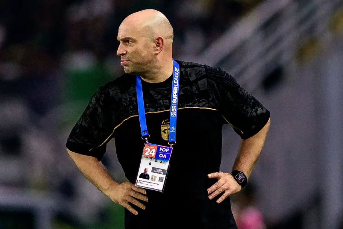 Ekspresi serius pelatih Persebaya, Bernardo Tavares.