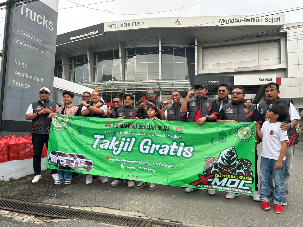 BERBAGI: XMOCI Chapter Balikpapan berbagi takjil di sela perayaan 55 Tahun Mitsubishi di Indonesia di Kota Minyak.  
