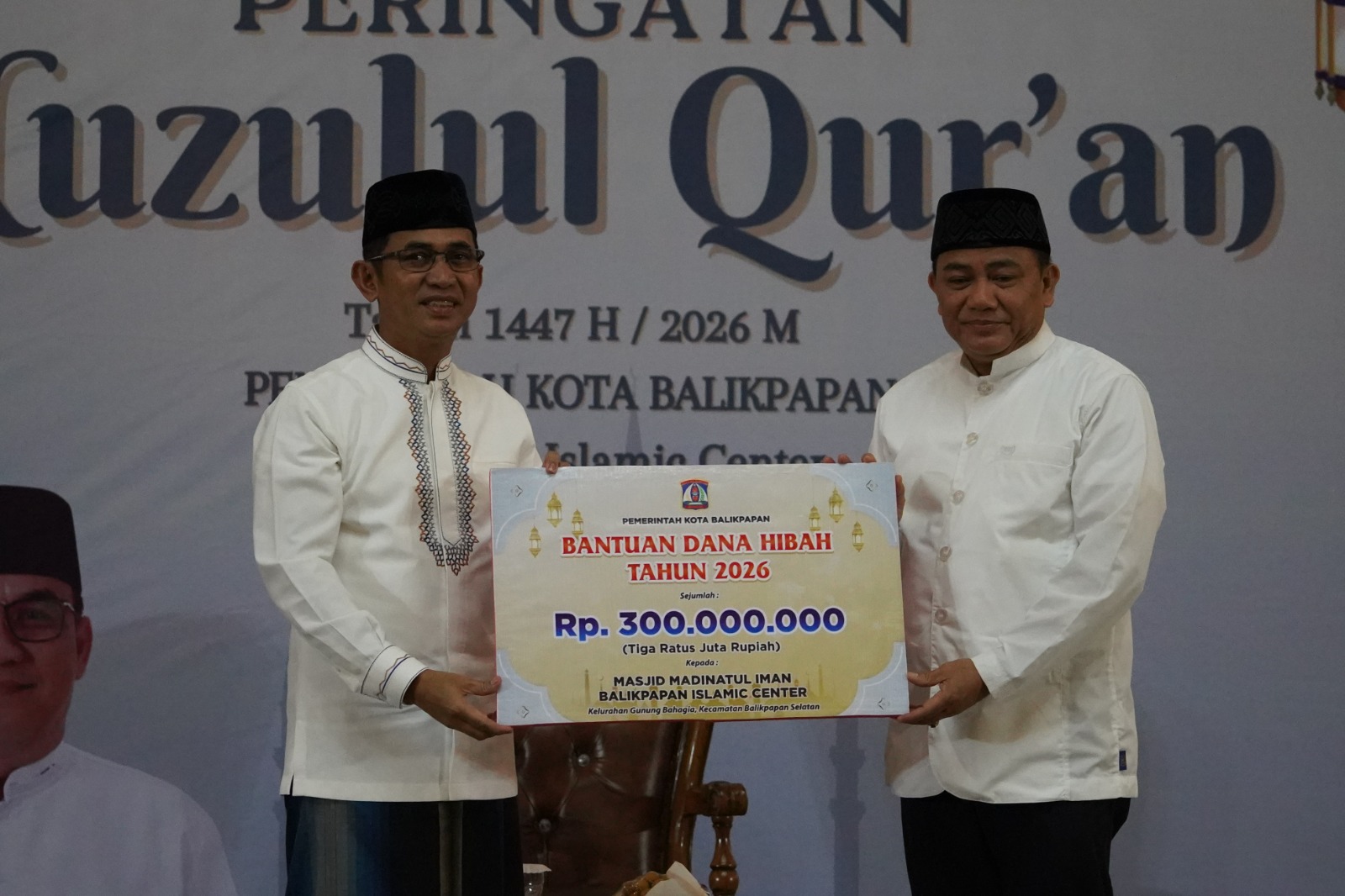 HIBAH: Rahmad Mas&rsquo;ud menyerahkan dana hibah Pemerintah Kota Balikpapan kepada Masjid Madinatul Iman senilai Rp 300 juta guna mendukung program keagamaan.  