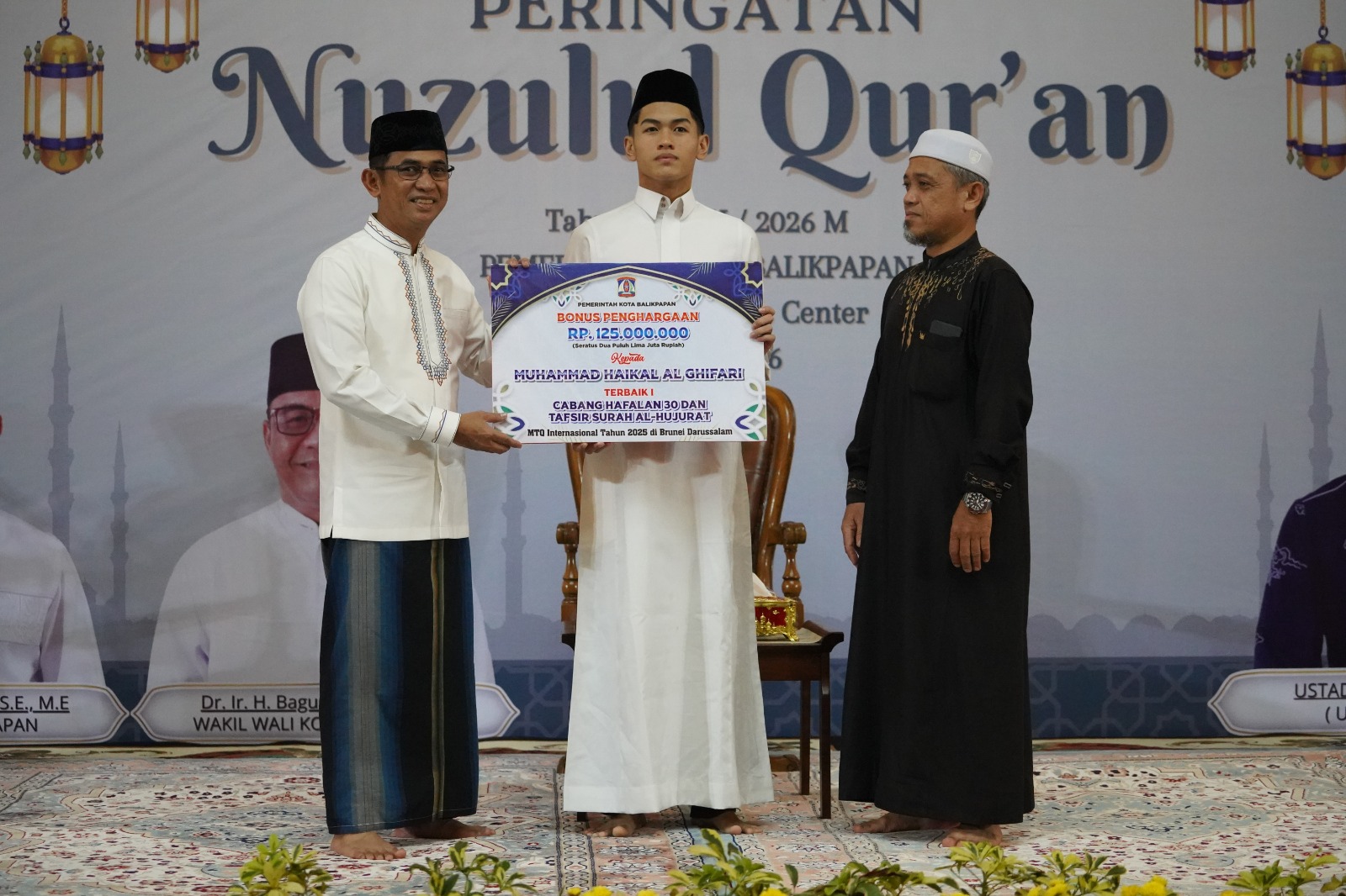 BONUS: Penyerahan bonus penghargaan kepada qari berprestasi MTQ internasional, Muhammad Haikal Al Ghifari dan Achmad Fadhil, dilanjutkan penyerahan Gerakan Sejadah senilai Rp 379 juta.  