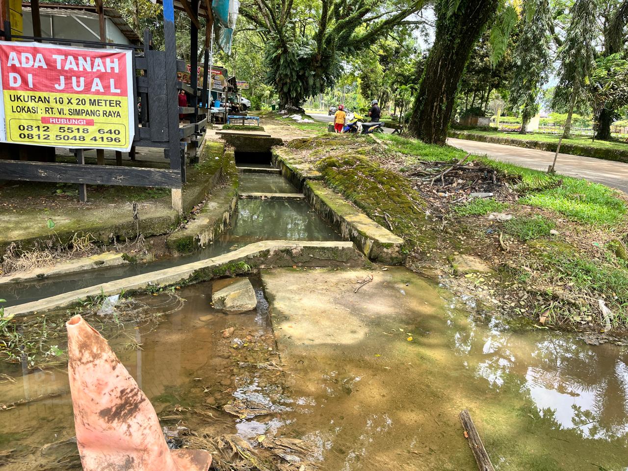Parit di Jalan Mentewekng Simpang Raya buntu, air meluber air ke ruas jalan.  