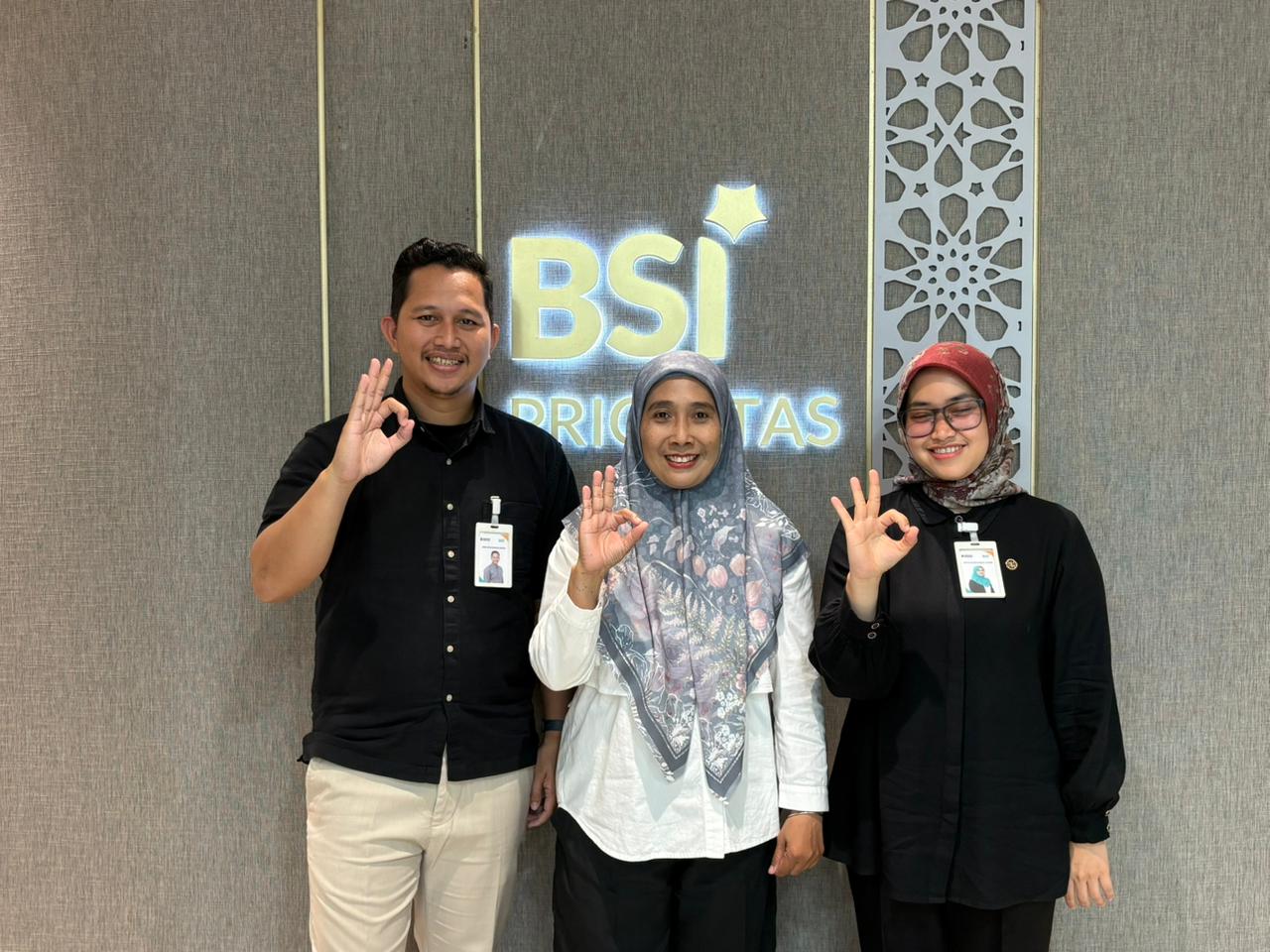 Astuti Rahayu Endah (kanan) dan Andi Muhammad Ardan (kiri) dalam program talk show di Radio KPFM Balikpapan, Kamis (5/3).