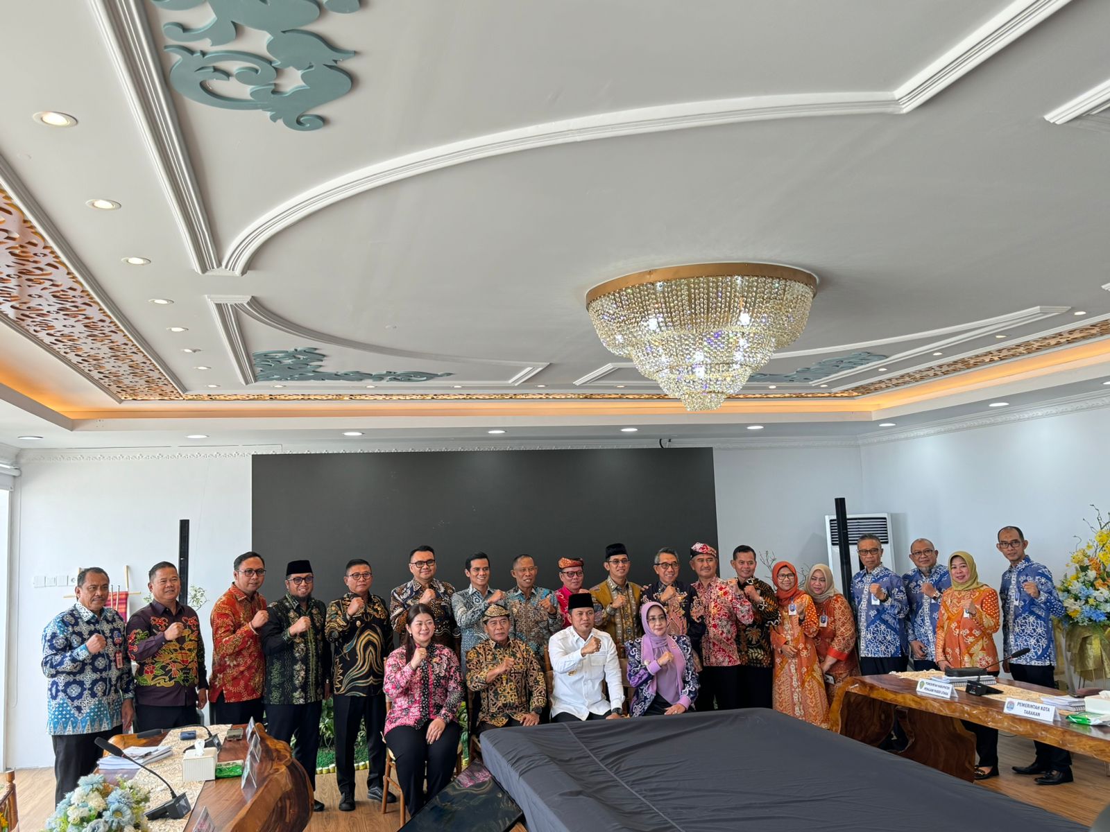 Bupati Mahulu Angela Idang Belawan (duduk kiri) bersama kepala daerah se-Kaltim seusai RUPS dengan Bankaltimtara di Harum Resort Balikpapan, Kamis (5/3/2026).  &nbsp;