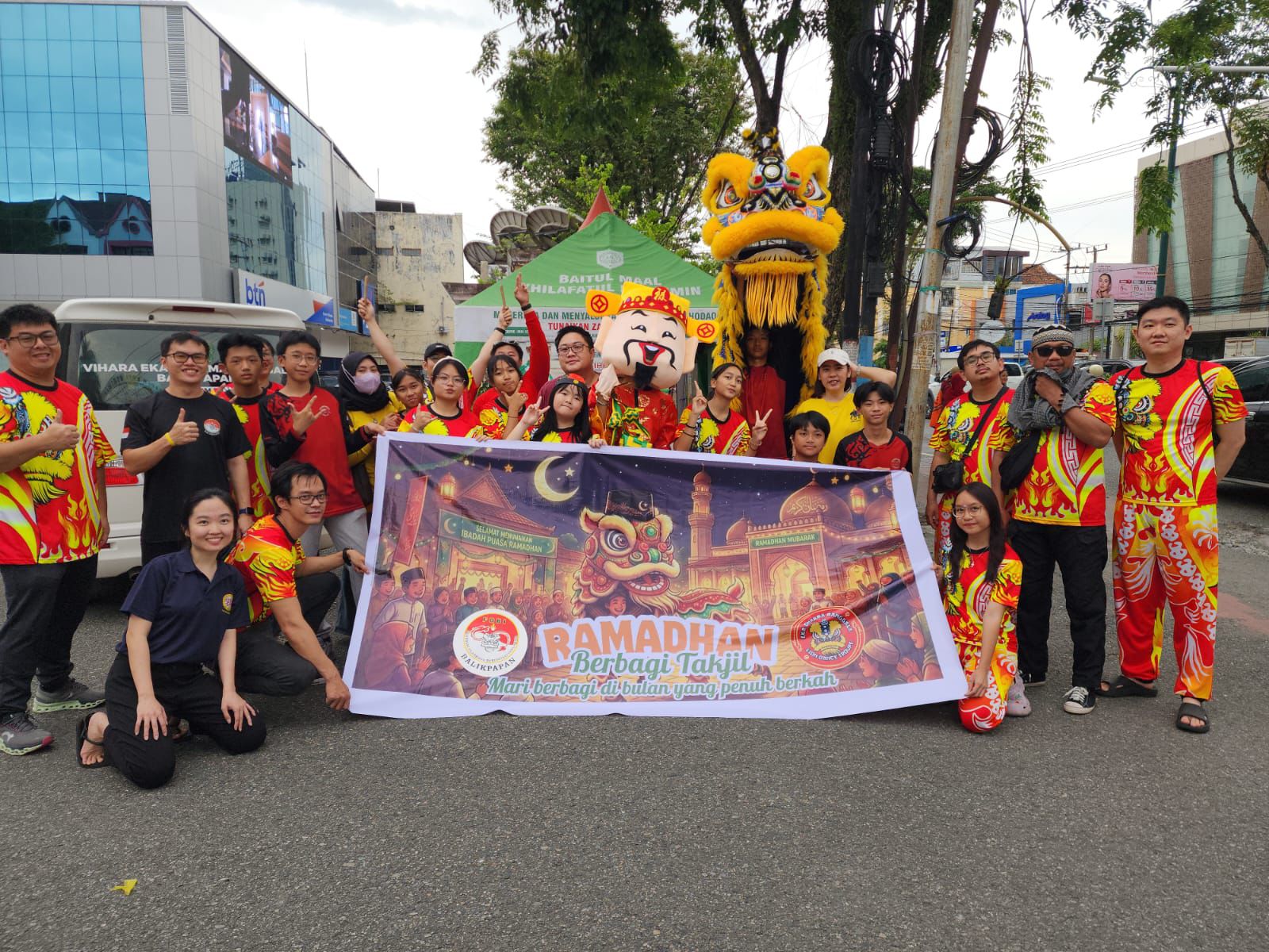 Pengkot FOBI Balikpapan bersama anggota EDM Lion Dance membagikan 300 takjil.