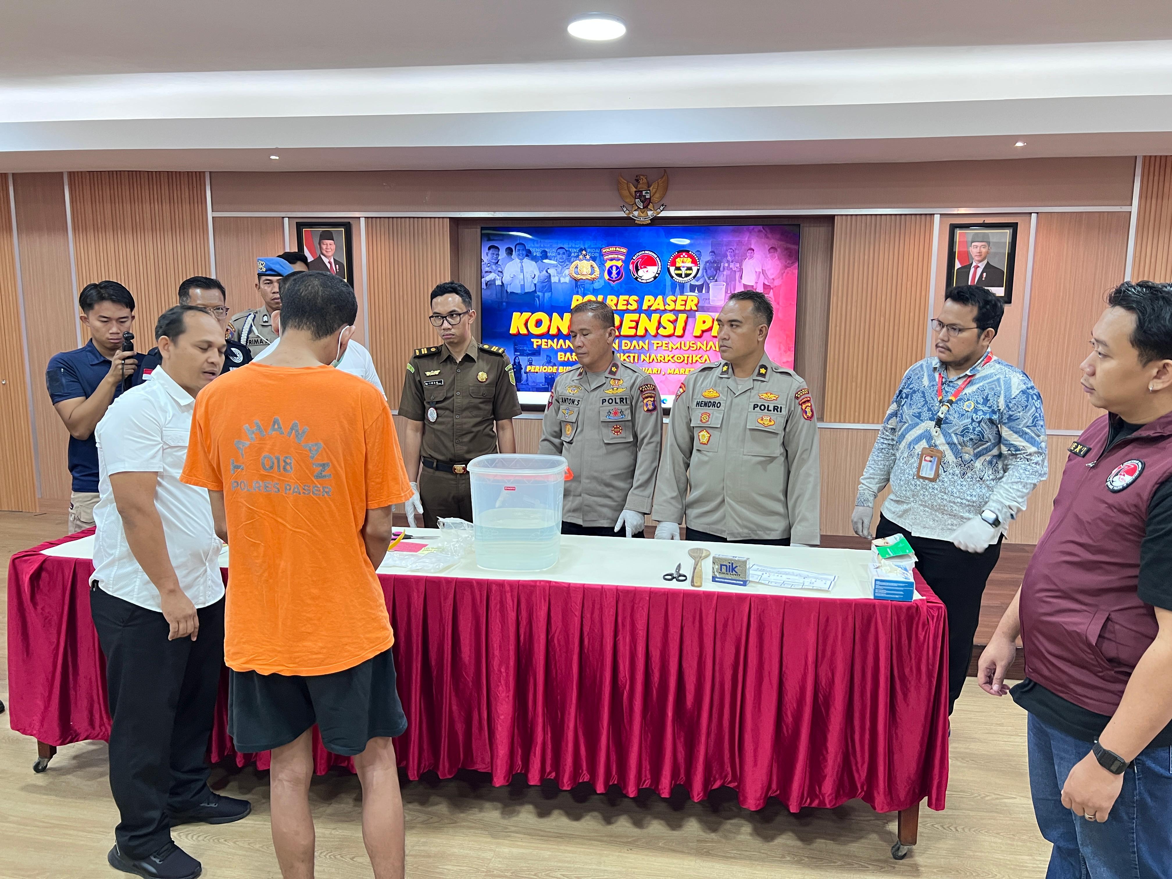 NAIK: Aparat penegak hukum polisi dan jaksa saat memusnahkan barang bukti narkotika di Paser pertengahan pekan ini.