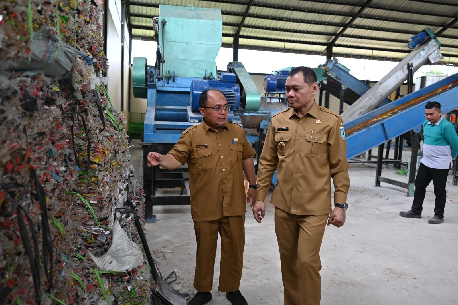 Bupati Paser Fahmi Fadli saat mengunjungi TPST Songka pekan ini.