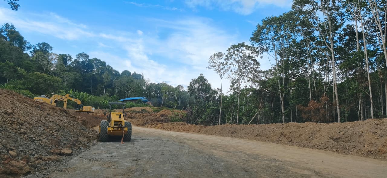 Alat berat milik BBPJN saat melakukan pekerjaan pematangan lahan  di ruas jalan penghubung Kutai Barat&ndash;Mahakam Ulu.