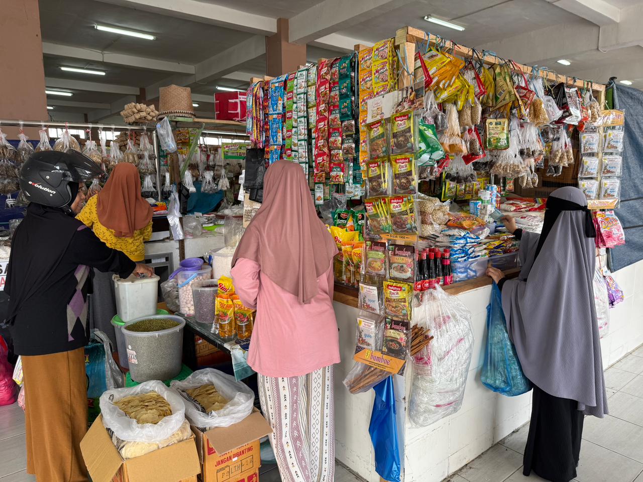 KOMODITAS: Terdapat 12 komoditas utama yang dipantau rutin pemerintah. Seluruh stok dijamin aman. Misal minyak goreng memiliki ketahanan stok 40 hari.