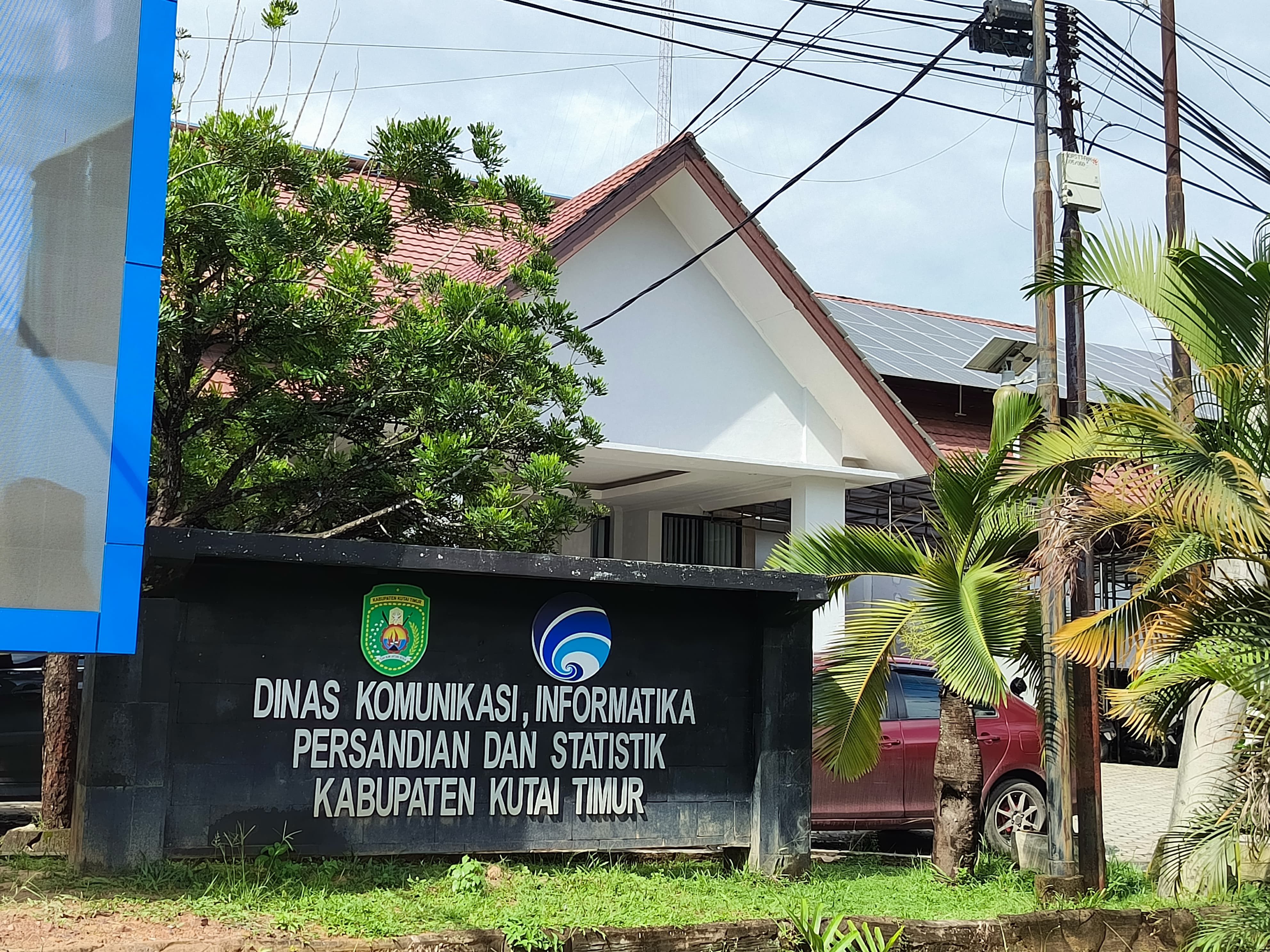 Gedung Diskominfo Staper Kabupaten Kutai Timur di Sangatta. Pengadaan dua unit kendaraan khusus senilai Rp 75 miliar dari APBD Perubahan 2025 menjadi perbincangan hangat di masyarakat. (JUFRIADI/KP)