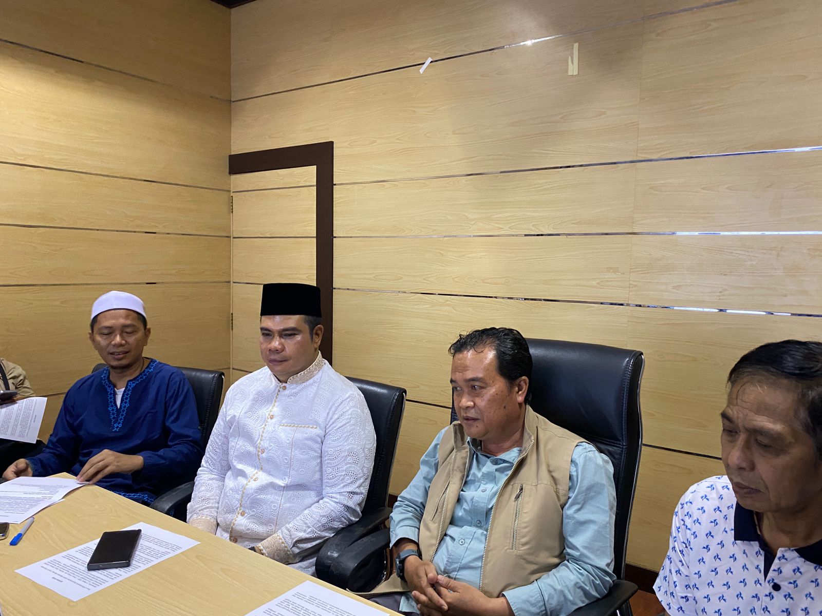 Kepala Dinas Kaltim Bambang Arwanto (dua kiri) saat memberikan klarifikasi terkait beredarnya surat ajakan berbagi takjil kepada Forum PPM Minerba, Minggu (8/3). (EKO/KP)